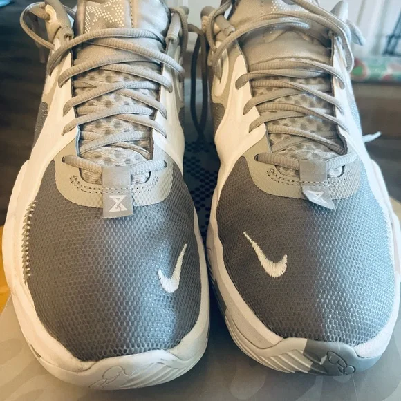Nike Gray and White Athletic Shoes with Modern Design - Picture 6 of 7